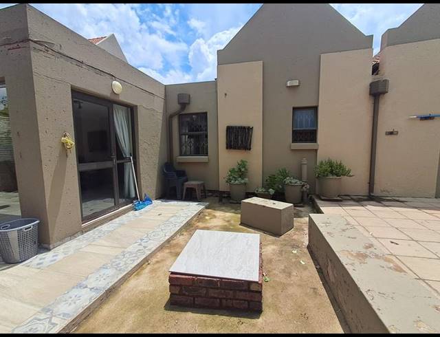 3 BEDROOM PROPERTY TO RENT IN LAKEFIELD